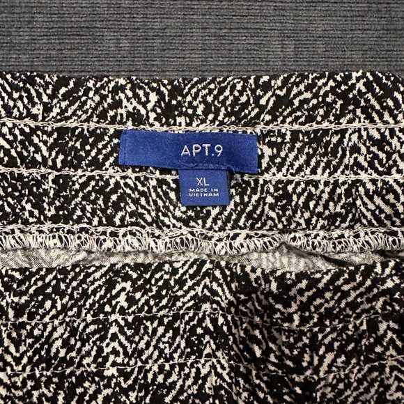 Women's casual shorts - Picture 2 of 3